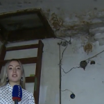 Видео: Жители Смоленска вынуждены ютиться в дырявом доме, который не признают аварийным